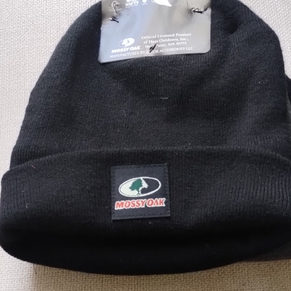 Mossy Oak Black and Gray Gloves and Beanie Set - Picture 2 of 6